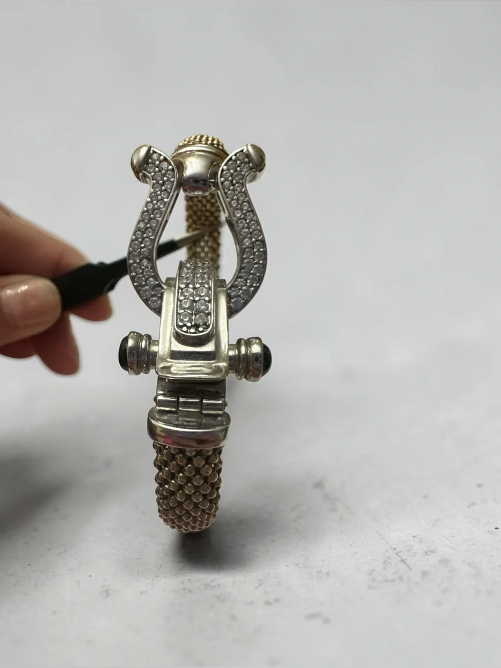 Horseshoe clasp bracelet